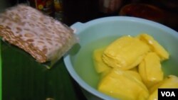 Tingginya harga kedelai merisaukan para pengrajin tahu dan tempe di tanah air (Foto: dok). Pemerintah didesak untuk mengendalikan gejolak harga kedelai alibat merosotnya nilai tukar rupaiah terhadap dolar Amerika.