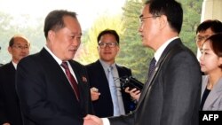 지난 15일 판문점에서 열린 5차 남북 고위급회담에서 리선권 북한 조국평화통일위원회 위원장과 조명균 한국 통일부 장관이 악수하고 있다. 사진공동취재단.