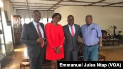 Me. Claude Assira, à gauche, avec d’autres membres du collège d’avocats devant assurer la défense des 47 sécessionnistes extradés du Nigeria, le 5 février 2018. (VOA/Emmanuel Jules Ntap)