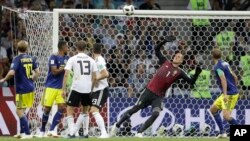 توپی که با ضربۀ کرووز در آخرین دقایق بازی وارد دروازۀ سویدن شد.