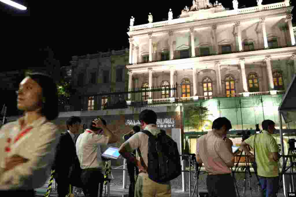در حالی که کمتر از ۲۴ ساعت از مهلت دستیابی به توافق هسته ای باقی است، خبرنگاران در انتظار اخبار مذاکرات هسته ای در وین هستند.&nbsp;