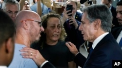 Waziri wa Mambo ya Nje wa Marekani Antony Blinken akiongea na wananchi alipotembelea kituo cha misaada kwa waathirika wa mashambulizi ya kigaidi yaliyofanywa na Hamas, Alhamisi Oct. 12, 2023, Tel Aviv. (AP Photo/Jacquelyn Martin, pool)