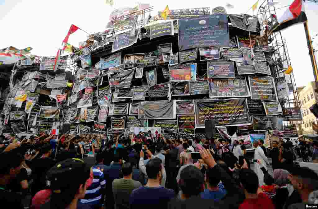 កាល​ពី​ថ្ងៃ​ទី១០ ខែ​កក្កដា ឆ្នាំ​២០១៦ ប្រជាជន​អ៊ីរ៉ាក់​ធ្វើ​ការ​រំឮក​នៅ​អាស្រម​មួយ​ដល់​ជនរងគ្រោះ​នៃ​ការ​វាយប្រហារ​ដោយ​គ្រាប់បែក​អត្តឃាត​នៅ​សង្កាត់ Karrada ក្នុង​រដ្ឋធានី​បាកដាដ ប្រទេស​អ៊ីរ៉ាក់។