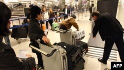 Memfis hava limanında iki müsəlman təyyarədən endirilib