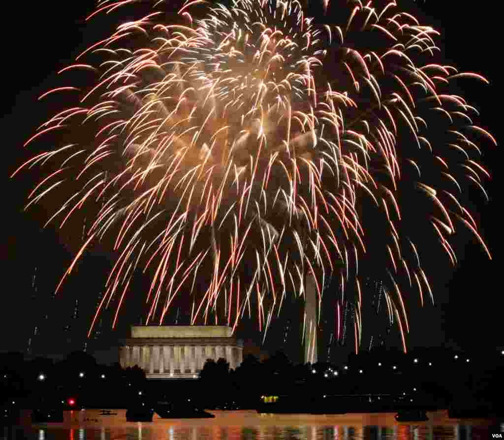 Fireworks are seen over the Washington Monument and Lincoln Memorial in Washington, July 4, 2012. (B. Allen/VOA)