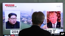 Un homme regarde la télévision montrant des images du président Trump, à droite, et du dirigeant nord-coréen Kim Jong Un à la gare de Séoul, en Corée du Sud, le 16 mai 2018.