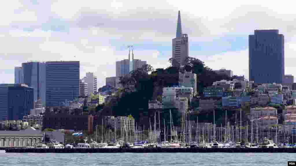 从小岛欣赏2.4公里外的旧金山风光（美国之音国符拍摄）