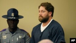 Bivši zamjenik šerifa okruga Renkin u Misisipiju Hanter Edvard u sudnici (Foto: AP Photo/Rogelio V. Solis)
