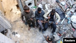 3일 시리아 알레포에서 '자유시리아군' 소속 반군 병사들이 휴식을 취하고 있다. (자료사진)