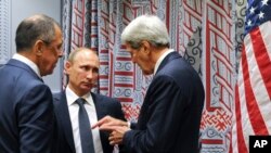 گفتگوی جان کری وزیر خارجه آمریکا (راست) با ولادیمیر پوتین رئیس جمهوری (وسط) و سرگئی لاوروف وزیر خارجه روسیه در سازمان ملل متحد - آرشیو