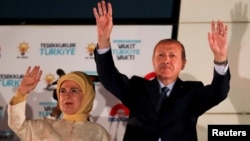 Recep Tayyip Erdogan et sa femme Emine Erdogan saluant leurs partisans réunis devant le siège de l'AKP, Ankara, Turquie, le 25 juin 2018. 