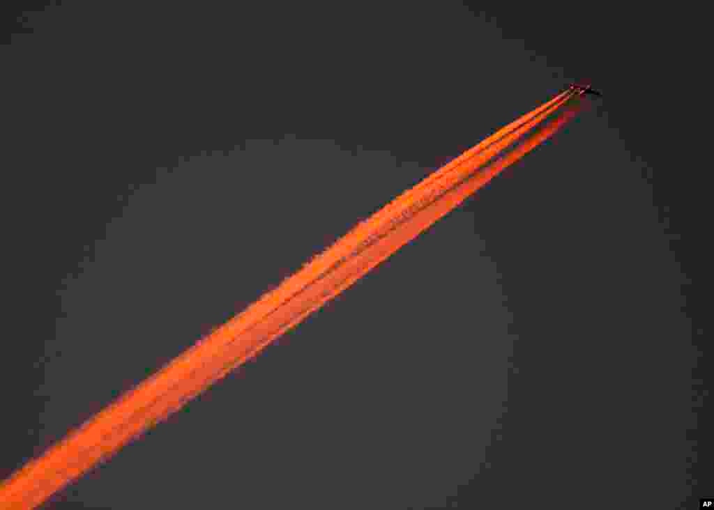 យន្តហោះ​មួយគ្រឿង​ហោះ​កាត់​ព្រះអាទិត្យ​រៀប​លិច​នៅ​ទីក្រុង​ Frankfurt ប្រទេស​អាល្លឺម៉ង់។