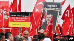 Des manifestants turcs accusent des partisans du prédicateur Fethullah Gülen d'avoir infiltré l'Etat allemand 'lors d'une protestation à Cologne, Allemagne, le 31 juillet 2016.