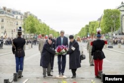 美国国务卿克里参加二战结束70周年庆祝活动，向巴黎的无名烈士墓敬献花圈(2015年5月8日)