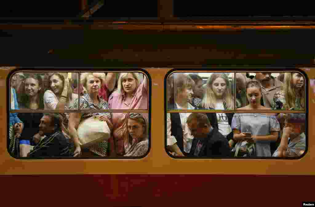 អ្នក​ដំណើរ​​ត្រូវ​បាន​ឃើញ​នៅ​ក្នុង​រថភ្លើង​អគ្គិសនី​នៅ​ទីក្រុង​ Kyiv ប្រទេស​អ៊ុយក្រែន​កាលពី​ថ្ងៃទី​១១ កញ្ញា ២០១៧។