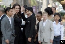 آنجلینا جولی همراه با فرزندانش در کامبوج