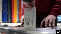 Голосование на избирательном участке в Берлине, Германия, в воскресенье, 23 февраля 2025 года, во время национальных выборов в Германии. (AP Photo/Markus Schreiber)