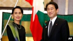 NLD ဥက္ကဌ ဒေါ်အောင်ဆန်းစုကြည်နဲ့ ဂျပန်နိုင်ငံခြားရေး ဝန်ကြီး Fumio Kishida တို့ တွေ့ဆုံစဉ် (၁၆ ဧပြီ ၂၀၁၃)