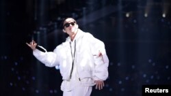 资料照：中国说唱歌手周延（GAI）在广州的一个新年晚会上演唱。