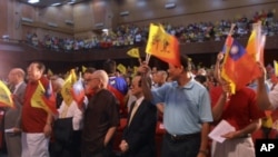 新党党员挥舞党旗庆祝党庆