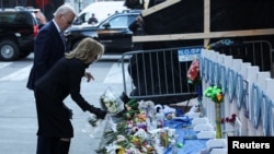 အမေရိကန်သမ္မတ ဂျိုးဘိုင်ဒန်နဲ့ဇနီး ဂျေးဘိုင်ဒန်တို့ နယူးအော်လန်မြို့က အကြမ်းဖက်တိုက်ခံရပြီး သေဆုံးခဲ့သူတွေရဲ့နေရာမှာ ယာယီလုပ်ထားတဲ့အထိမ်းအမှတ်နေရာကိုသွားရောက်ပီး လွမ်းသူ့ပန်းစည်းချပေးစဥ်။ (ဇန်နဝါရီ ၆၊ ၂၀၂၅) 