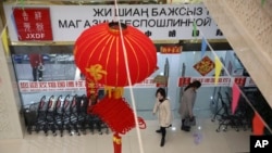 中亚国家哈萨克斯坦与中国接壤的特别贸易区中的一家商场。（2018年4月1日）。