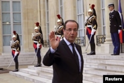 French President Francois Hollande speaks with journalists after a Franco-Spanish summit at the Elysee Palace in Paris, October 10, 2012.