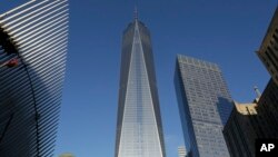 图中间的建筑是新世贸中心大楼