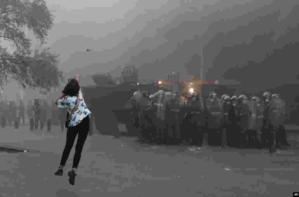 대형 폭발 참사가 일어났던 레바논 베이루트에서 반정부 시위가 계속되고 있다. 폭발 현장을 방문한 에마뉘엘 마크롱 프랑스 대통령은 레바논 정부를 향해 개혁을 촉구했다. 