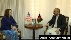 حنیف اتمر، در ملاقات با خانم کورتیس حمایت ایالات متحده را از برنامه های نشست کابل با اهمیت خواند