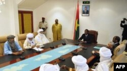 Le président Blaise Compaore (au centre) conférant avec des dirigeants touareg