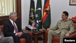 美国国防部长哈格尔12月9日在拉瓦尔品第会晤巴基斯坦军队首脑沙里夫。