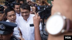 Eleven မီဒီယာ အမှူဆောင်အရာရှိချုပ် ဒေါက်တာ သန်းထွဋ်အောင် (အလယ်)