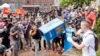 ARSIP – Pengunjukrasa nasionalis kulit putih, kanan, bentrok dengan pengunjuk rasa tandingan saat ia melemparkan kotak surat kabar di jalan masuk ke Lee Park di Charlottesville, Va (foto: AP Photo/Steve Helber, Arsip)