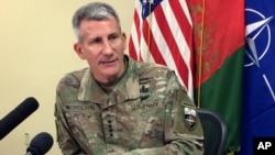 Arhiva - Armihski general Džon Niklson, najviši komandant SAD u Avganistanu, razgovara sa novinarima 14. marta 2018 u vazdušnoj bazi Bagram severno od Kabula, Avganistan.