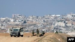 Ushtarët izraelitë vëzhgojnë pjesën veriore të Rripit të Gazës, më 1 janar, 2024/ AFP