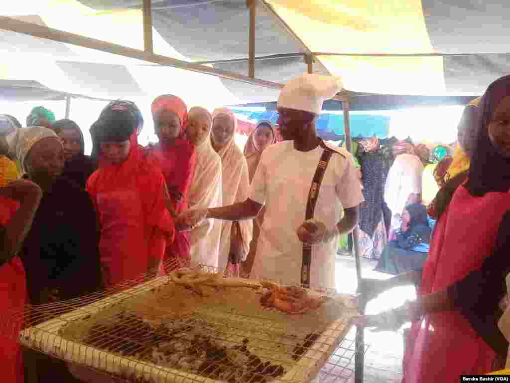 Matasa Masu Koyon Sana'ar Gasa Kajin Gargajiya