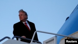 川普2018年2月3日登机前往佛罗里达州住地（路透社）