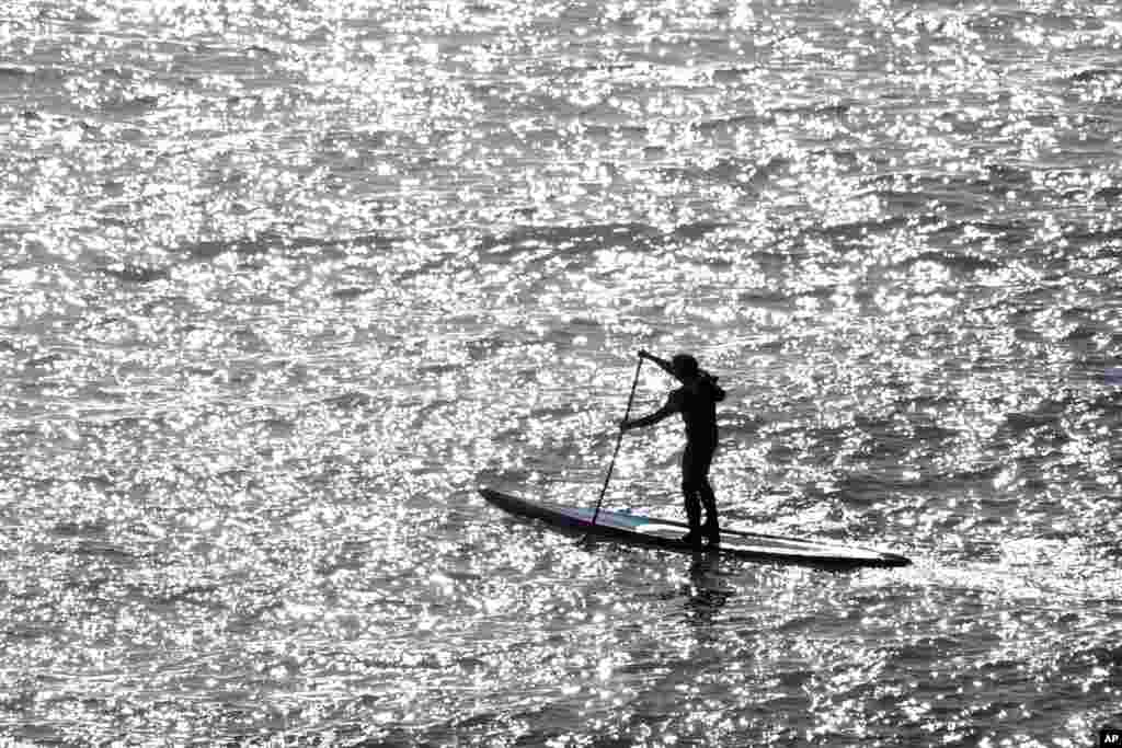 អ្នក​ចែវ​ក្បូន​មួយ​ធ្វើ​ដំណើរ​ចេញ​ពី​កំពង់ផែ Pillar Point កាល​ពី​ថ្ងៃ​ទី២១ ខែ​ធ្នូ ឆ្នាំ​២០១៦ នៅ​តំបន់​ឆ្នេរ Half Moon Bay រដ្ឋ​ California។ &nbsp;