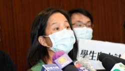 进步教师同盟成员吴美兰表示，教育局以有计划宣扬港独信息为理由，取消一名小学教师注册资格， 是政治凌驾一切，她形容是”香港式文革”。 (美国之音/汤惠芸)