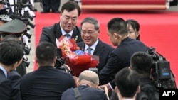 中国总理5月26日抵达首尔，在隔天举行的中日韩峰会之前，先分别和日本首相岸田文雄、韩国总统尹锡悦双边会谈。（法新社）