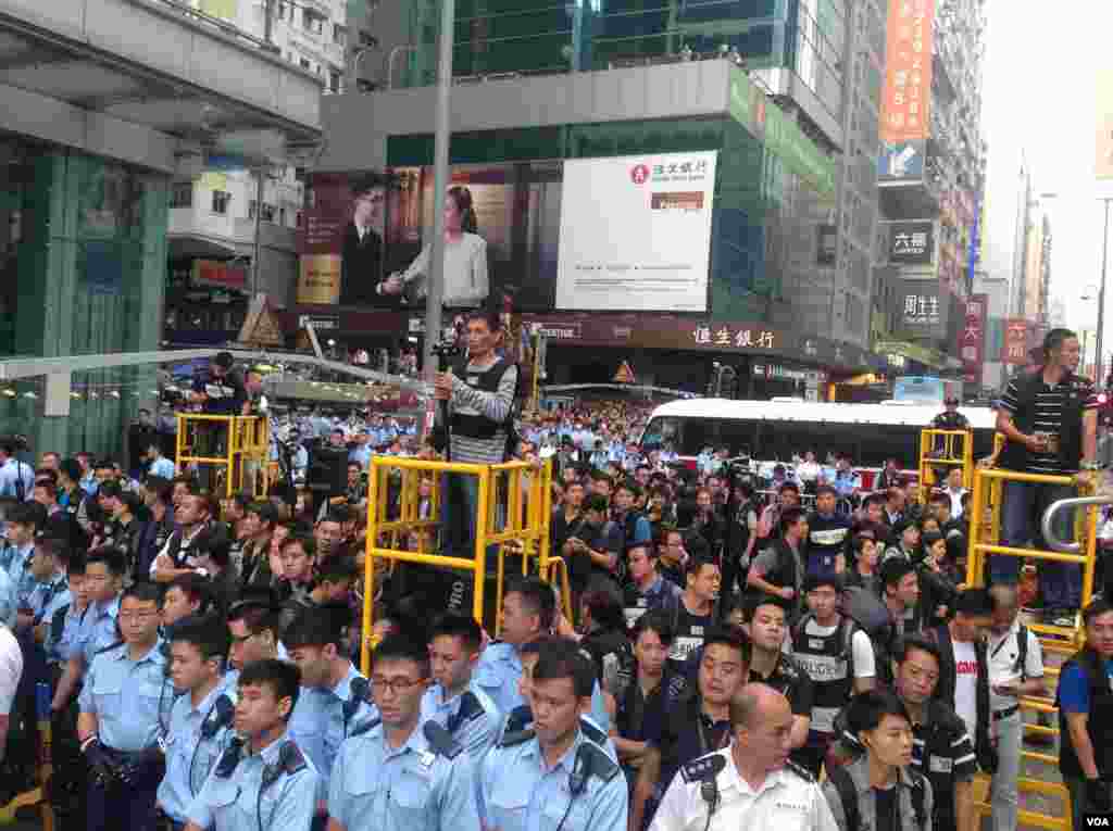 香港警方星期三上午展开强行清场行动（美国之音海彦 拍摄)。