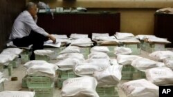 Petugas pemilu Mesir menjaga kertas-kertas suara di pengadilan Giza di Kairo (25/5). (AP/Amr Nabil)