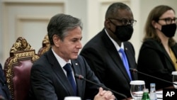 美国国务卿布林肯（左）、国防部长奥斯汀（中）在多哈与卡塔尔官员会谈。（2021年9月7日）