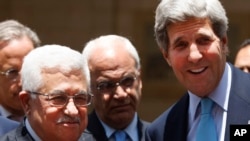 Menlu AS John Kerry (kanan) dan Presiden Palestina Mahmoud Abbas memberikan keterangan kepada media di Ramallah (30/6).