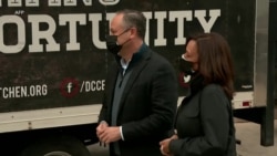 副总统当选人哈里斯在感恩节前问候社区志愿者