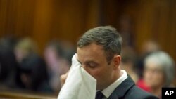 Oscar Pistorius lors du prononcé de sa condamnation pour le meurtre de sa compagne le 17 octobre 2014 (AP Photo/Mujahid Safodien, Pool)