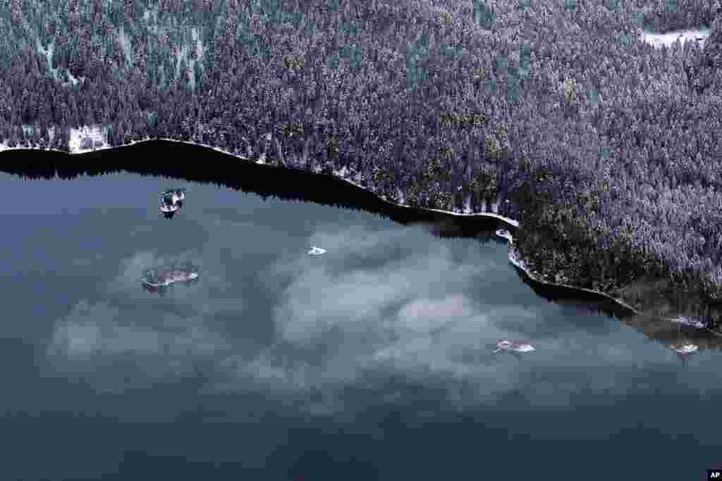 ព្រៃឈើ​ដែល​ត្រូវ​គ្របដណ្តប់​ដោយ​ព្រិល​ពណ៌សនៅ​ជុំវិញ​បឹង Eibsee Lake នៅ​ក្បែរ​ទីក្រុង Garmisch-Partenkirchen​ ប្រទេស​អាល្លឺម៉ង់។