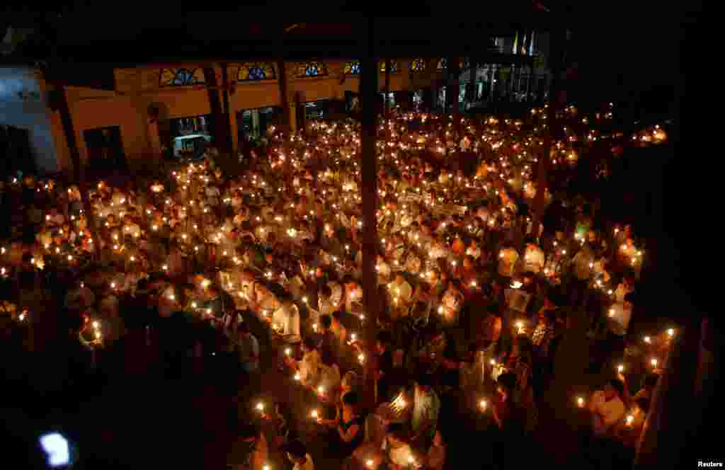 ក្រុម​អ្នក​ចូលរួម​កាន់​ទៀន អំឡុងពេល​មាន​ការ​បួងសួង​ជា​ក្រុម​មួយ​ដើម្បី​កោះហៅ​ឲ្យ​មាន​យុត្តិធម៌​ក្នុង​ការ​កាត់ក្តី​អ្នកសរសេរ​ប្លុក​រិះគន់​រដ្ឋាភិបាល​ម្នាក់​ឈ្មោះ Nguyen Huu Vinh និង​សកម្មជន​ដីធ្លី Can Thi Theu នៅ​វិហារ Thai Ha ក្នុង​ក្រុង​ហាណូយ ប្រទេស​វៀតណាម កាល​ពី​ថ្ងៃ​ទី១៨ ខែ​កញ្ញា ឆ្នាំ​២០១៦។&nbsp;