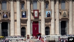 Paus Fransiskus menggelar kanoninasi untuk empat Santo baru di Lapangan Santo Petrus di Vatikan, 17 Mei 2015.